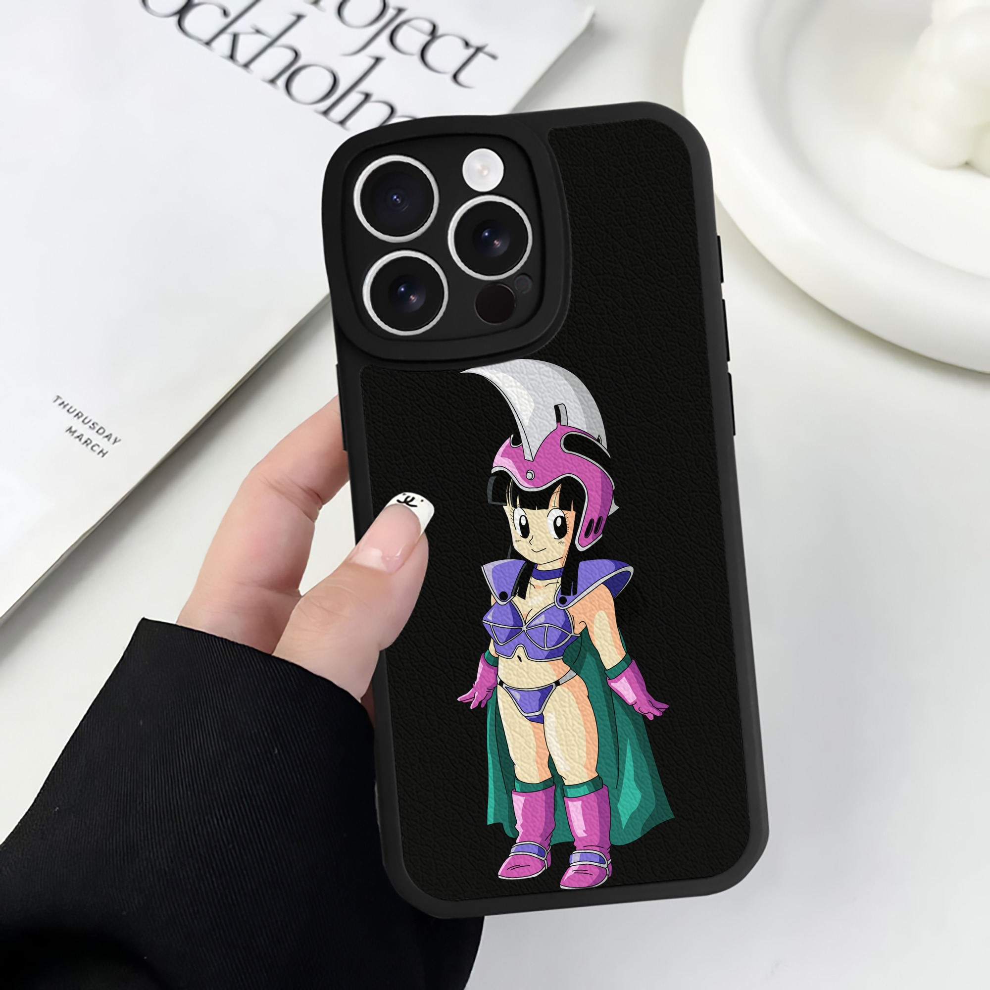 （画像用） ドラゴンボール チチ DRAGON BALL Chichi 【iPhone 16シリーズ対応】シリコンスマホケース（レザー調） 材質：シリコン